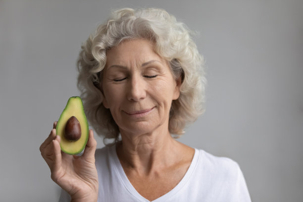 老妇人捧新鲜牛油果推荐天然化妆品图片下载