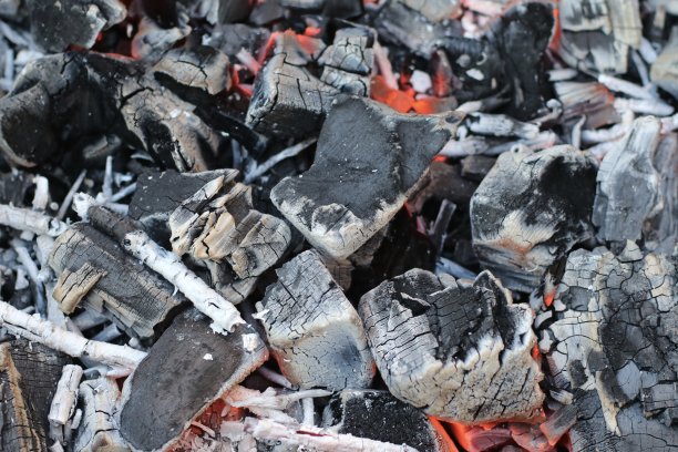 一场熄灭的大火的红余烬图片下载