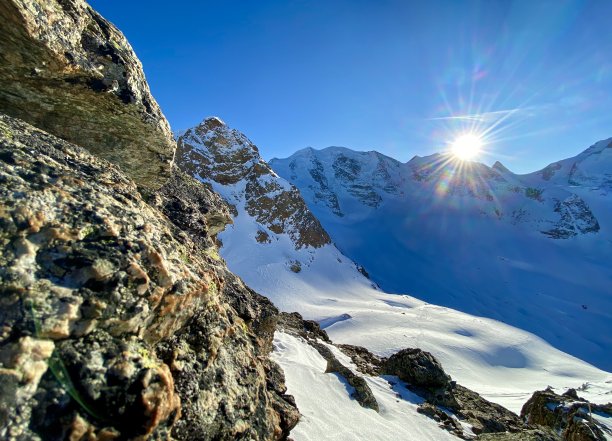 圣莫里茨(瑞士)的山景，圣诞节的积雪和阳光下的岩石图片下载