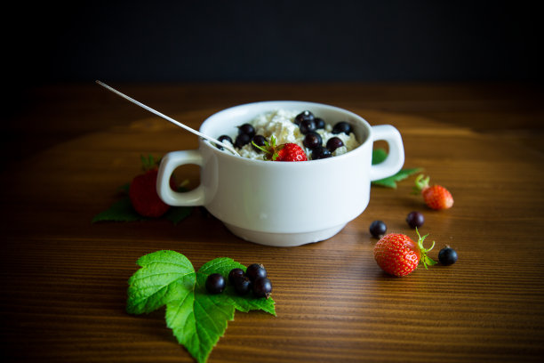 新鲜的自制干酪配夏季浆果图片下载