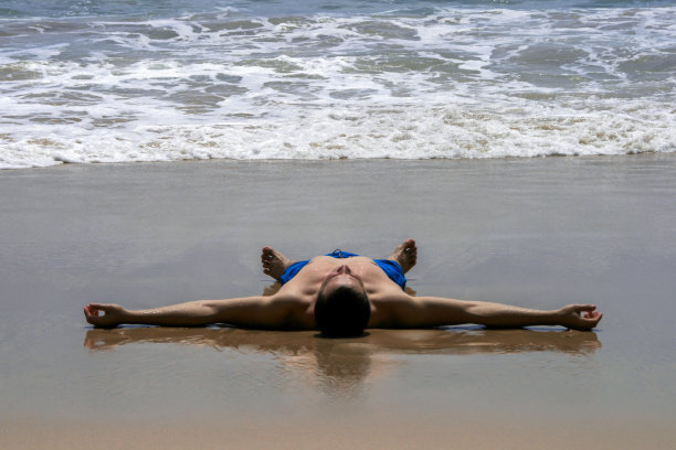 一个在海滩上放松的男人图片下载