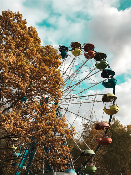 秋天在游乐园。摩天轮。图片下载