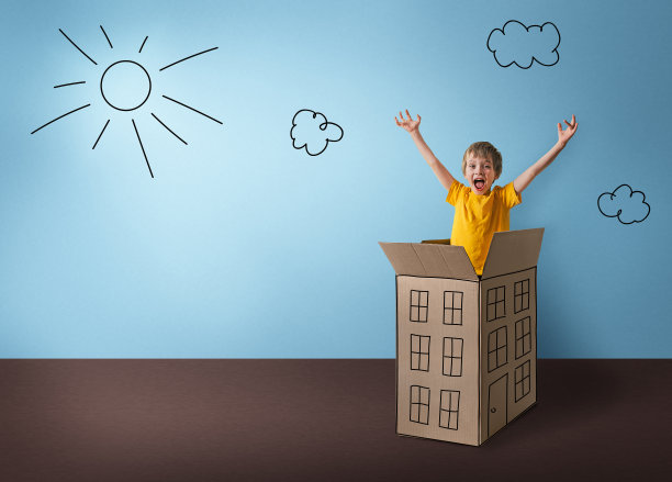 孩子跳出纸板箱，享受自由。跳出商业概念的框框。检疫结束。我们是开放的。图片下载