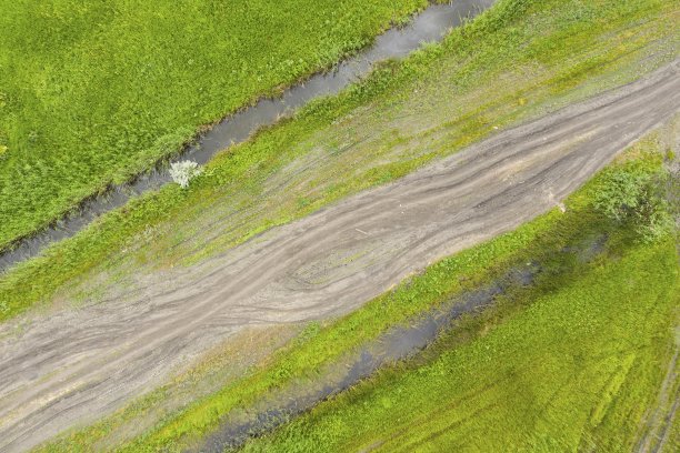 在炎热的夏天的乡村空中景观。图片下载