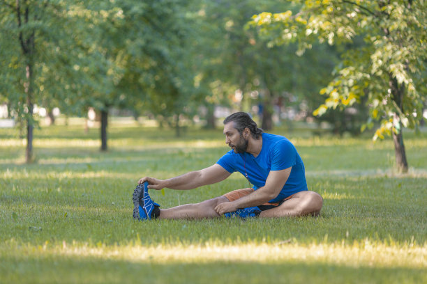 夏天人们在户外伸展身体图片下载