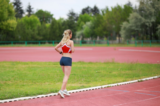 年轻女性跑步者的后视图图片下载