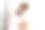 穿着白色t恤的年轻母亲和女儿从后面看镜子里的人图片下载