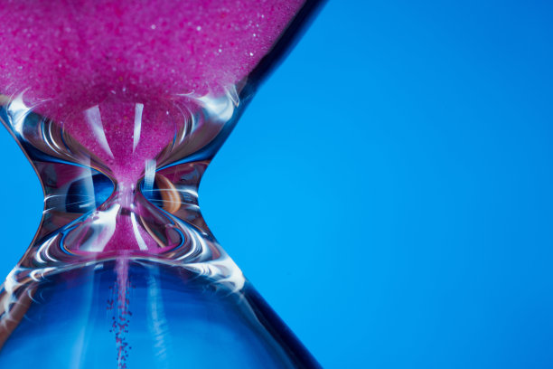 蓝色背景上的粉色沙漏图片下载