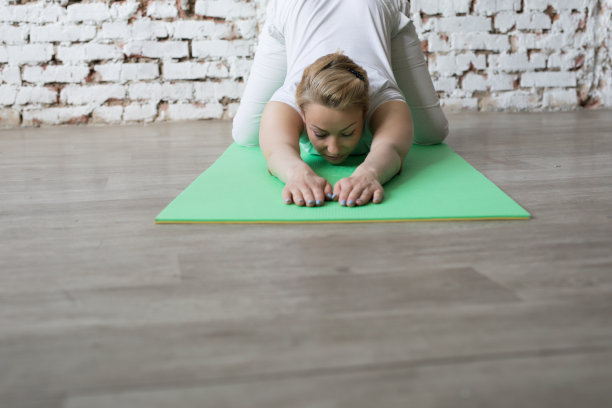 年轻美丽的女人在练习瑜伽，山景在后面。健康的概念。冷静和放松，女人幸福。健美的图片图片下载