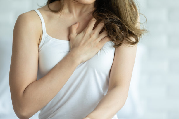 女性在早晨醒来后出现胸痛心脏病发作，保健概念图片下载