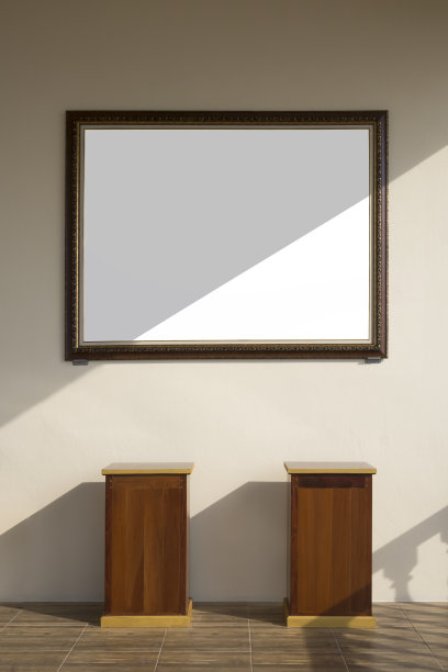 阳光和阴影在旧的空白相框表面上的胶泥黄色水泥墙与两个木架在木地板上的垂直框架图片下载