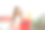 年轻女子一边跑步一边用耳机听音乐。在户外训练中休息的健康女运动员。女人听着音乐，在街上锻炼身体。图片下载