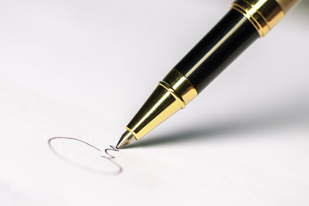 笔和签名在纸上背景图片下载