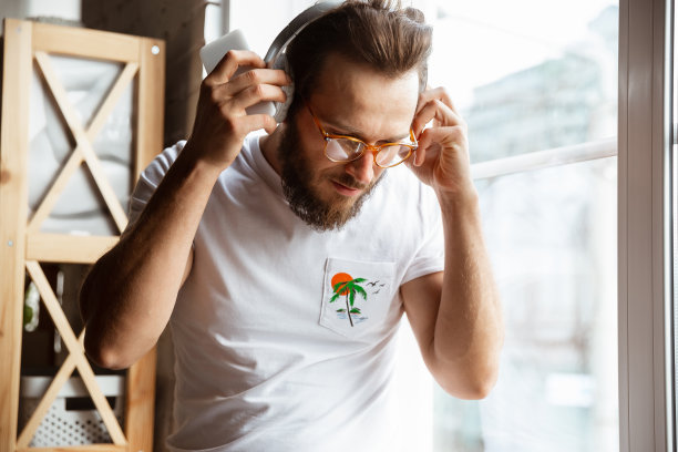 白人音乐家准备在家里隔离和隔离音乐会，令人印象深刻的即兴与乐队在线连接图片下载