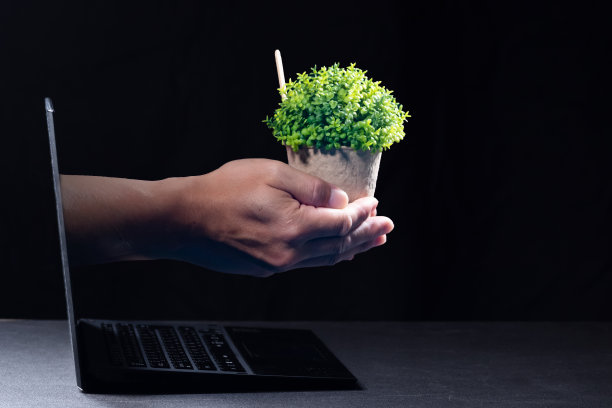 手从电脑屏幕伸出来。图片下载