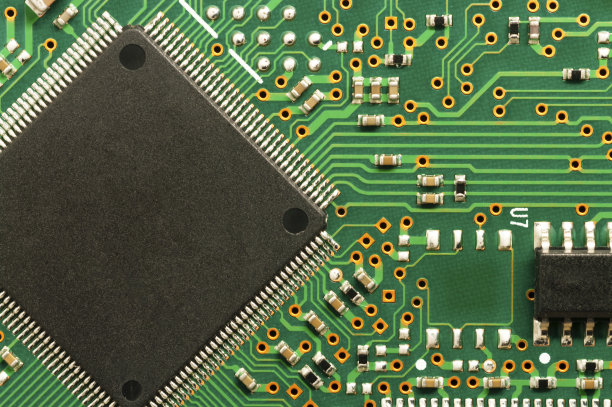 微芯片，处理器，集成电路，电阻和电子连接的电子电路板PCB的特写。前视图。图片下载