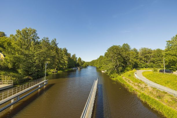 美丽的风景河与绿色的森林树木在两岸在蓝天背景。图片下载
