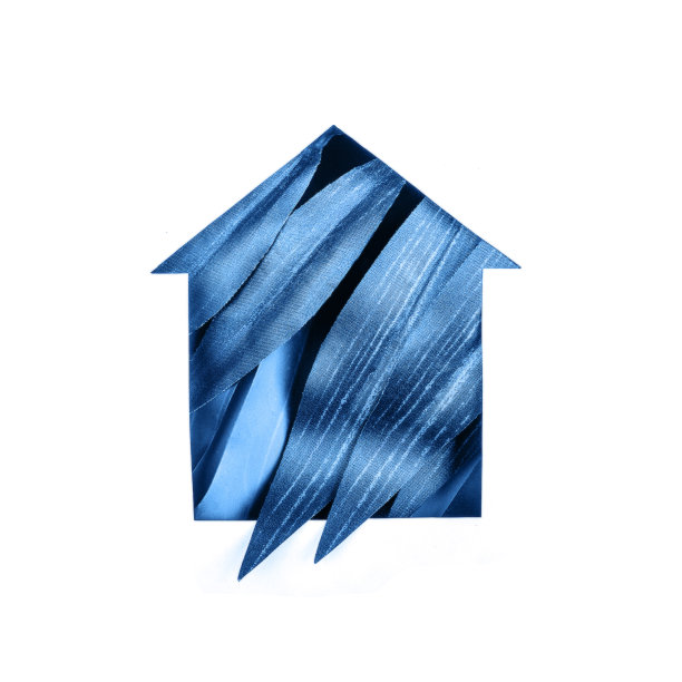 以蓝色树叶为背景的纸屋图片下载