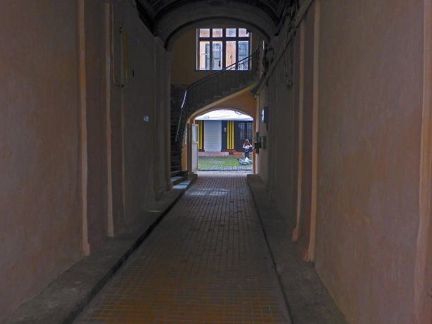 通过拱门。图片下载