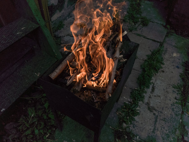 煎香肠的准备工作图片下载