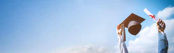 毕业生正在庆祝毕业的照片，在空中举起了证书和帽子，幸福愉快的感觉，毕业典礼，毕业日的天空旗帜背景图片下载