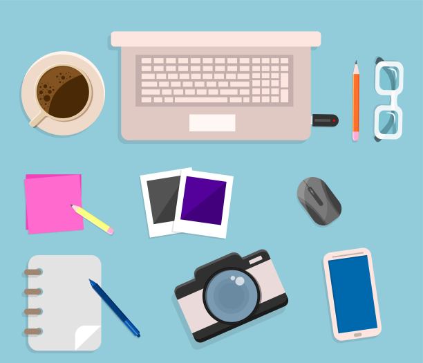 办公桌平面矢量插图与笔记本电脑和其他设备图片下载