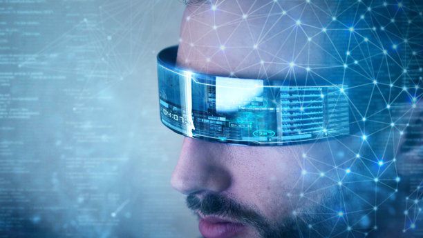 肖像近距离的一个年轻人正在使用未来的虚拟现实眼镜与最新的创新技术增强现实全息图。图片下载