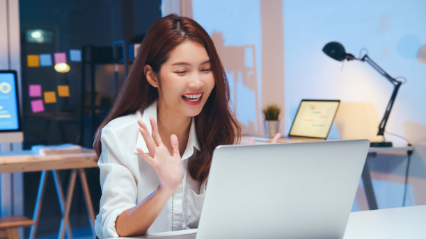 参加视频会议的亚洲女商人，使用笔记本电脑工作至深夜。远程会议，在家工作，互联网技术，新冠隔离新常态生活方式概念素材图片