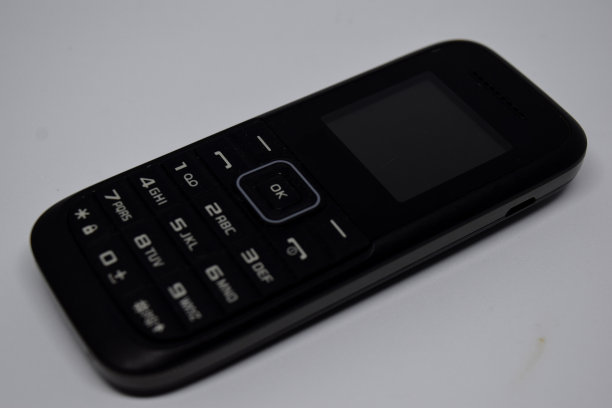 靠近老手机孤立的白色背景。图片下载