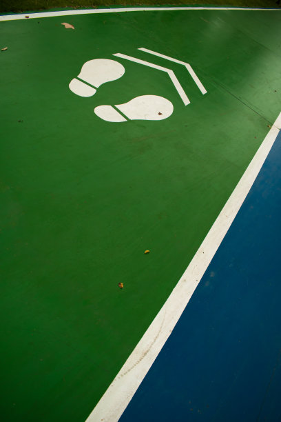 背景美丽生动的色彩，道路行走在公园的雨天图片下载