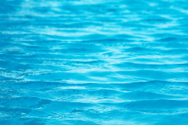 游泳池的水是如此清澈，可以看到地板在水中图片下载