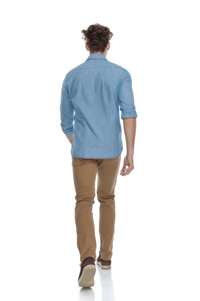 背影随意的人在牛仔衬衫走图片下载