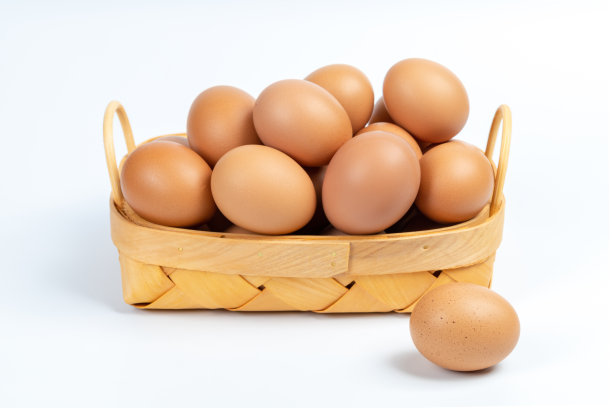 白色背景下的篮子里的鸡蛋图片下载
