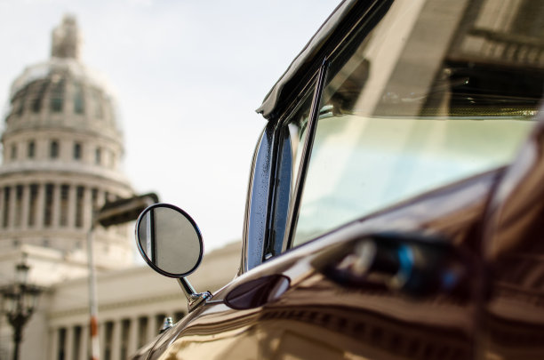 古巴古董车车门镜图片下载