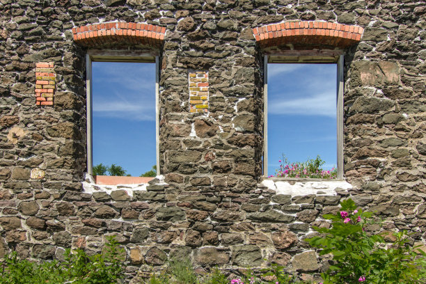 废弃的工业建筑和破碎的窗户图片下载