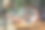 两个女朋友在热带海滩上喝水果鸡尾酒图片下载