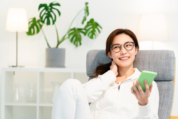 亚洲女性看到智能手机图片下载