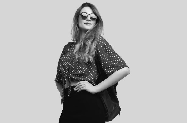 微笑的女学生要去度假图片下载