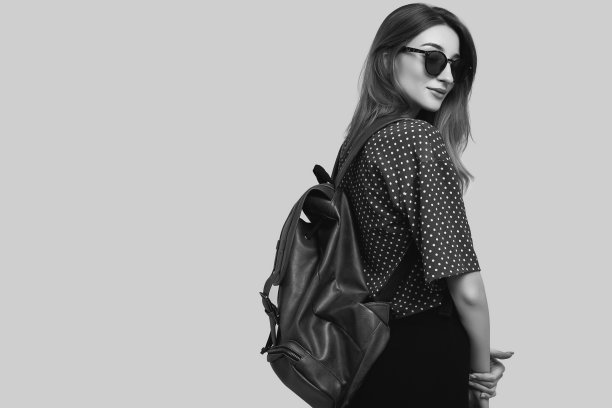 微笑的女学生要去度假图片下载