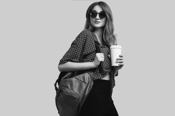 微笑的女学生要去度假图片下载