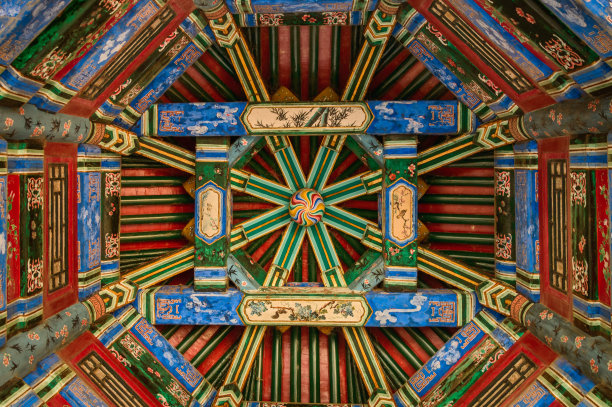 中国古典建筑，色彩斑斓，装饰精美的御花园凉亭。图片下载