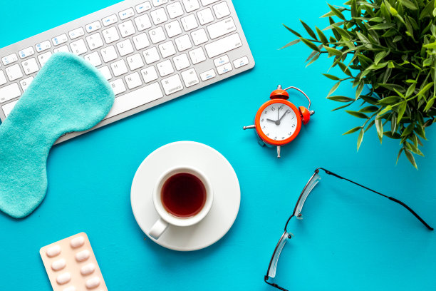 睡在办公桌上。概念睡眠面具和笔记本电脑俯视图在蓝色图片下载