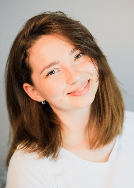 一个微笑着看着镜头的人的特写图片下载