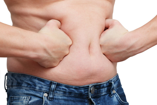 男人用双手挤压肚子上多余的脂肪。在白色背景上隔离图片下载