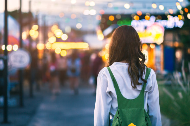 旅游妇女在街头市场观光图片下载