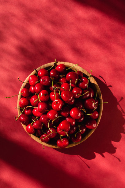 俯视图上的成熟甜樱桃。图片下载
