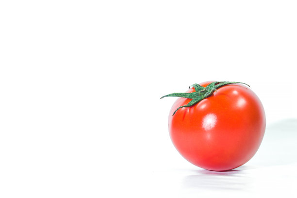 白色黑底上的红色番茄图片下载