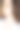 一个漂亮的黑发女孩抬起小鼻子望着别处。图片下载