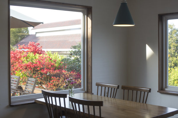 大窗户前的桌子。图片下载