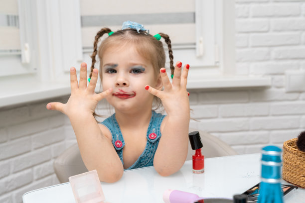 小女孩用motherâ的化妆品化妆图片下载